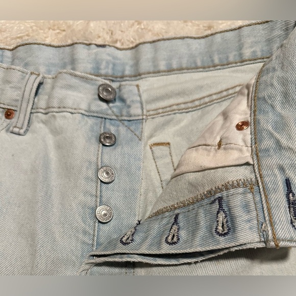 Levi Strauss 501 Button Fly Men's Light Wash Denim Blue Jeans Size 32x29 EUC - Picture 2 of 7